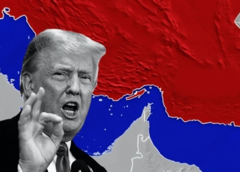 Donald Trump gesticulando frente a un mapa con colores y regiones cercanas a Ormuz, en una imagen de contexto geopolítico.