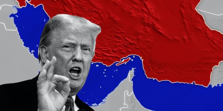 Donald Trump gesticulando frente a un mapa con colores y regiones cercanas a Ormuz, en una imagen de contexto geopolítico.