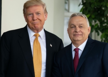 Donald Trump y Viktor Orbán posando juntos en un entorno institucional con traje y corbata.