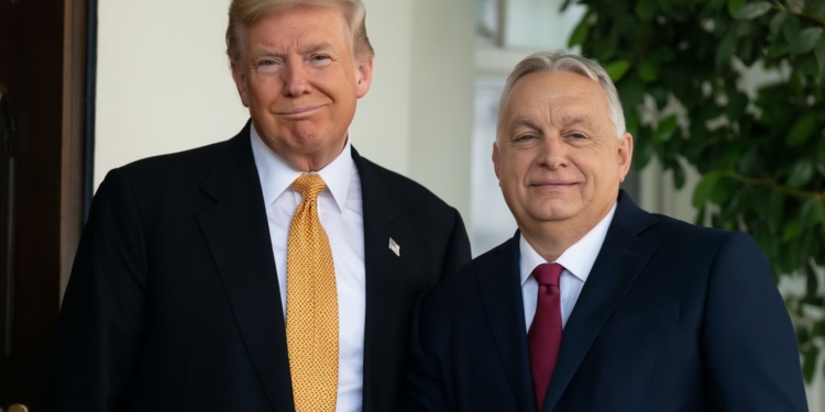 Donald Trump y Viktor Orbán posando juntos en un entorno institucional con traje y corbata.