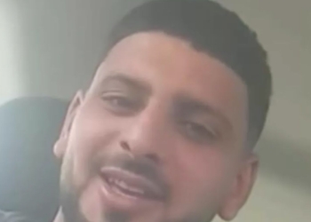 Imagen del presunto agresor difundida por redes sociales en un primer plano del hombre grabándose con el móvil en el interior de un vehículo, con imagen de baja calidad.