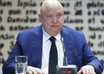 Fernando Samper Rivas, expresidente de Forestalia con traje azul en comparecencia pública ante micrófono en un entorno institucional.