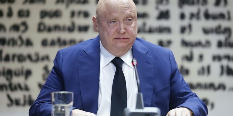 Fernando Samper Rivas, expresidente de Forestalia con traje azul en comparecencia pública ante micrófono en un entorno institucional.