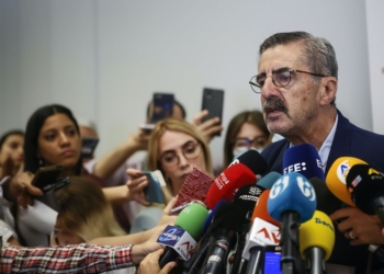 Jorge Martínez Ribera respondiendo a medios de comunicación rodeado de micrófonos y periodistas durante una rueda de prensa.