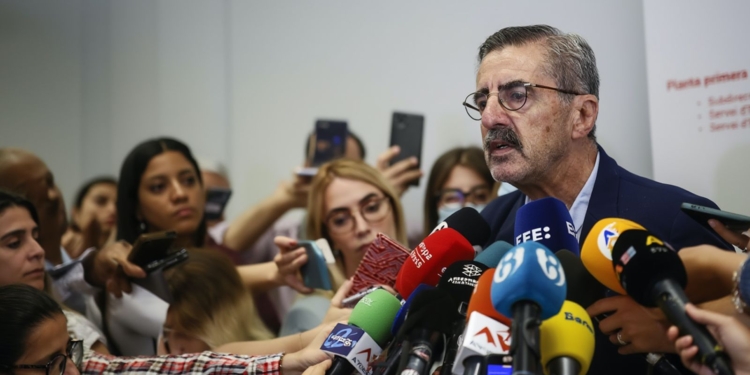 Jorge Martínez Ribera respondiendo a medios de comunicación rodeado de micrófonos y periodistas durante una rueda de prensa.