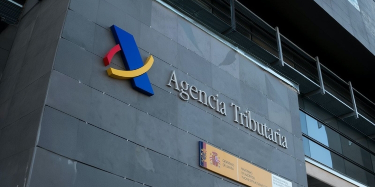 Fachada de la Agencia Tributaria en España con logotipo oficial y señal institucional del Gobierno.