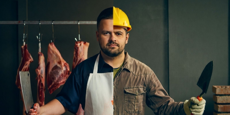 Montaje irónico sobre el pluriempleo con Imagen dividida de un hombre mitad carnicero con piezas de carne colgadas y mitad obrero con casco, sosteniendo herramientas en ambos lados.