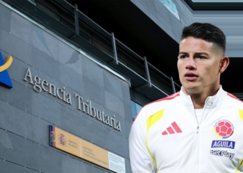 Montaje con la fachada de la Agencia Tributaria de fondo y, en primer plano, el futbolista James Rodríguez con chaqueta deportiva de la selección colombiana mirando hacia un lado.