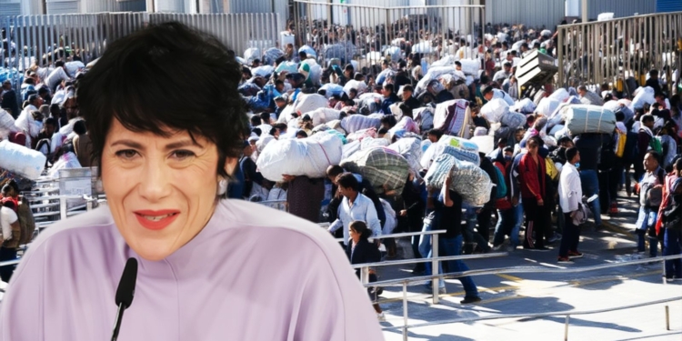 Montaje con Elma Saiz hablando en un micrófono en primer plano y, de fondo, una gran multitud de personas inmigrantes cargando bultos en una zona fronteriza.