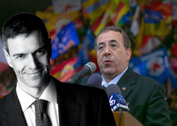 Montaje con dos figuras: a la derecha, Luis Ayala con traje hablando en un micrófono frente a una multitud con banderas; a la izquierda, retrato en blanco y negro de Pedro Sánchez superpuesto.