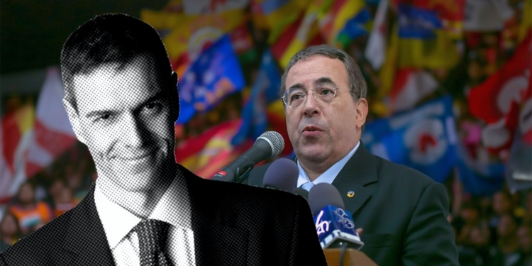 Montaje con dos figuras: a la derecha, Luis Ayala con traje hablando en un micrófono frente a una multitud con banderas; a la izquierda, retrato en blanco y negro de Pedro Sánchez superpuesto.