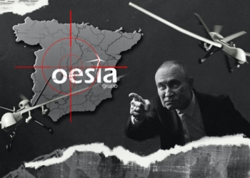 Composición en blanco y negro con un mapa de España en el centro marcado con una mira, drones sobrevolando y Vladimir Putin señalando, en un estilo visual de denuncia y análisis político.