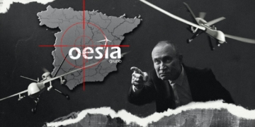 Composición en blanco y negro con un mapa de España en el centro marcado con una mira, drones sobrevolando y Vladimir Putin señalando, en un estilo visual de denuncia y análisis político.