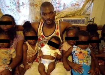 Shamar Elkins autor de los disparos, sentado en un sofá con varios niños víctimas del tiroteo a su alrededor en una habitación interior; las caras de los menores están cubiertas con franjas negras para ocultar su identidad.