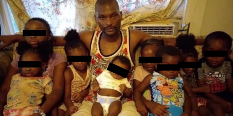Shamar Elkins autor de los disparos, sentado en un sofá con varios niños víctimas del tiroteo a su alrededor en una habitación interior; las caras de los menores están cubiertas con franjas negras para ocultar su identidad.
