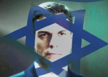 Primer plano de Pedro Sánchez con traje, parcialmente cubierto por la superposición de una estrella azul de seis puntas, con fondo desenfocado en tonos verdes.