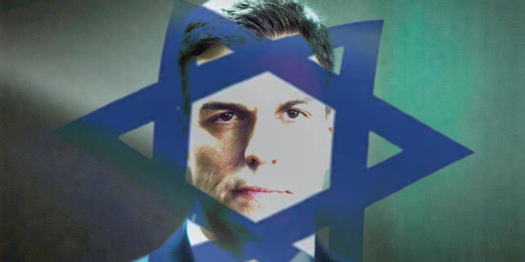 Primer plano de Pedro Sánchez con traje, parcialmente cubierto por la superposición de una estrella azul de seis puntas, con fondo desenfocado en tonos verdes.