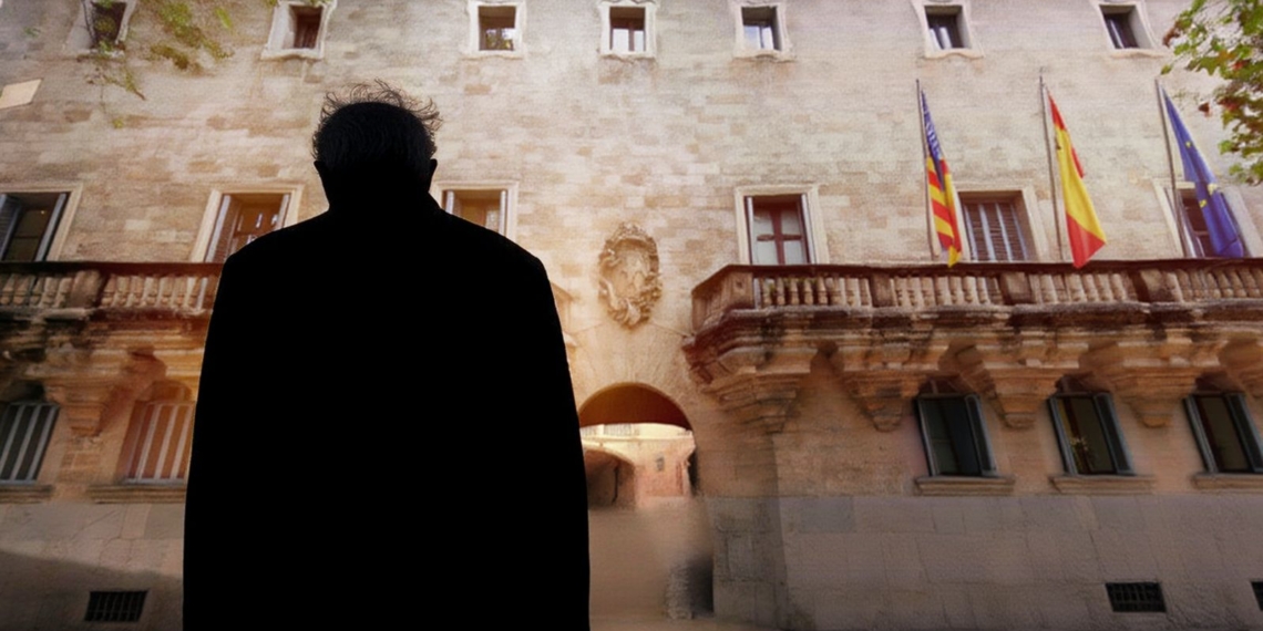 Silueta de una persona mayor frente a un edificio institucional con banderas de España, la Unión Europea y una bandera regional.