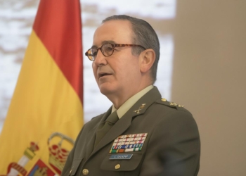 El teniente general Juan Gómez de Salazar, con uniforme militar, interviene ante una bandera de España.