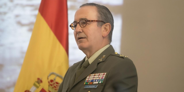 El teniente general Juan Gómez de Salazar, con uniforme militar, interviene ante una bandera de España.