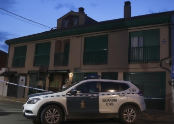 Vehículo de la Guardia Civil frente a una vivienda acordonada con cinta policial