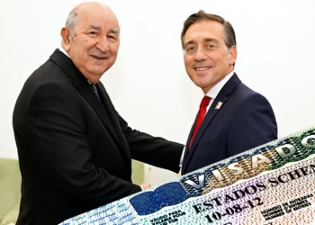 Vicente Moreno Sanchís y José Manuel Albares se saludan mientras aparece un visado Schengen en primer plano.