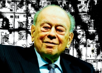 Jordi Pujol en un retrato con fondo de billetes en blanco y negro.