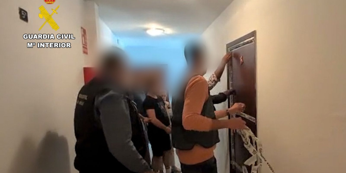 Agentes de la Guardia Civil realizan una entrada en una vivienda durante una operación policial.