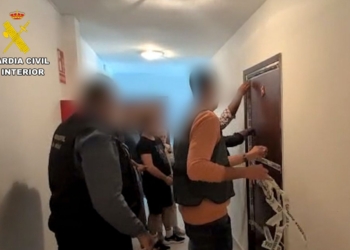Agentes de la Guardia Civil realizan una entrada en una vivienda durante una operación policial.