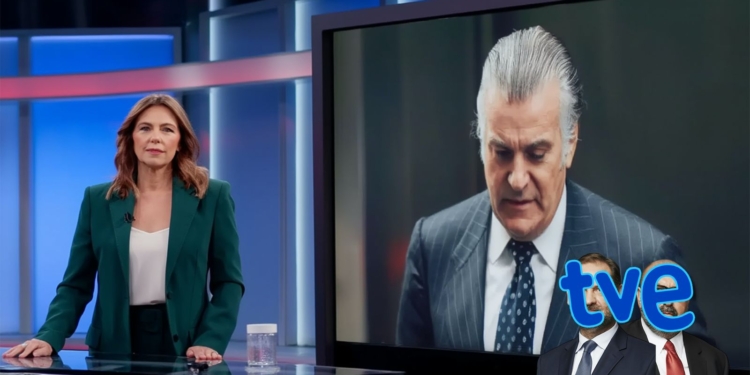 Presentadora en un plató de televisión junto a una pantalla donde aparece Bárcenas trajeado