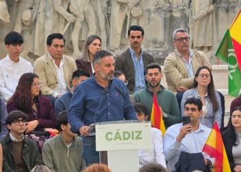 Santiago Abascal interviene en un acto público en Cádiz ante un grupo de asistentes.