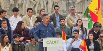 Santiago Abascal interviene en un acto público en Cádiz ante un grupo de asistentes.