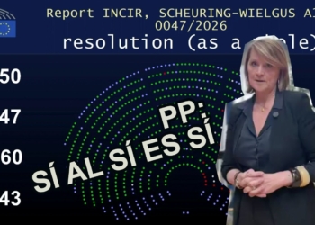 Pantalla de votación del Parlamento Europeo con resultados y una mujer superpuesta en primer plano, junto al texto “Sí al sí es sí PP”.