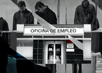 Collage en blanco y negro de varias personas cabizbajas junto a una oficina de empleo en primer plano.