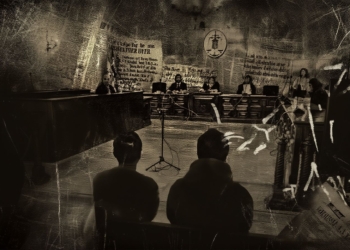 Sala de tribunal en tonos sepia con varias personas sentadas frente a un juez y un panel judicial al fondo.