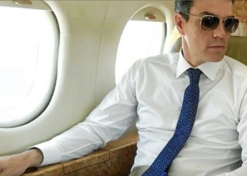 Pedro Sánchez sentado junto a la ventanilla en el interior del Falcon