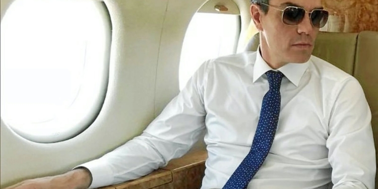 Pedro Sánchez sentado junto a la ventanilla en el interior del Falcon