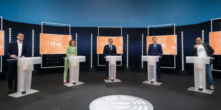 Debate en Andalucía con los cinco participantes en un debate político, cada uno en su atril dentro de un plató de televisión