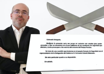 Hombre con traje y brazos cruzados junto a dos machetes cruzados y una carta mostrada en primer plano.