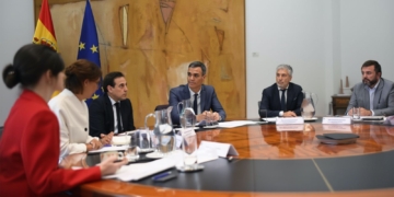 Madrid y Canarias no estuvieron en la reunión institucional encabezada por Pedro Sánchez junto a varios representantes en una mesa de trabajo.