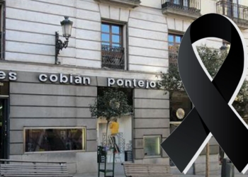 Negocio de la asesinada en su casa de Galapagar en la que se muestra la fachada con un gran lazo negro superpuesto en la imagen como símbolo de luto