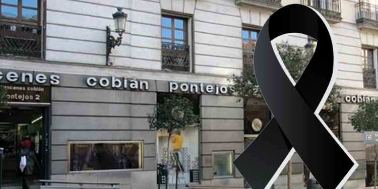 Negocio de la asesinada en su casa de Galapagar en la que se muestra la fachada con un gran lazo negro superpuesto en la imagen como símbolo de luto