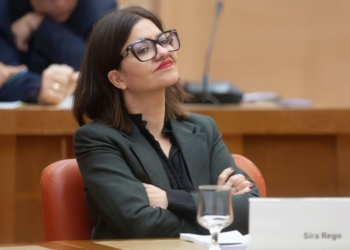 Imagen que relaciona la noticia de Estrasburgo que dice NO al desprecio de españa de la presunción de inocencia. Imagen de Sira Rego de y brazos cruzados durante una reunión institucional.