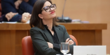 Imagen que relaciona la noticia de Estrasburgo que dice NO al desprecio de españa de la presunción de inocencia. Imagen de Sira Rego de y brazos cruzados durante una reunión institucional.