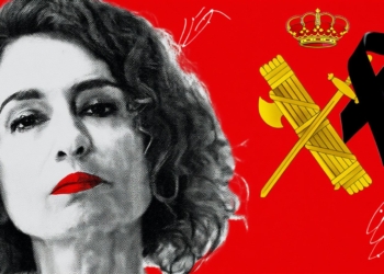 Retrato artístico de Maria Jesús Montero en referencia a la denominación de accidente laboral siendo un asesinato a los dos guardia civiles. Maria Jesús Montero aparece junto a un lazo negro y un emblema institucional sobre fondo rojo.