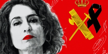 Retrato artístico de Maria Jesús Montero en referencia a la denominación de accidente laboral siendo un asesinato a los dos guardia civiles. Maria Jesús Montero aparece junto a un lazo negro y un emblema institucional sobre fondo rojo.