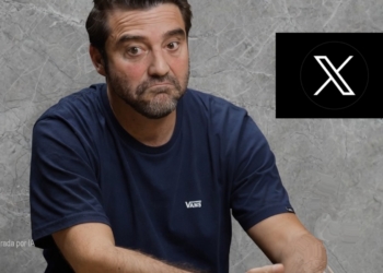 Javier Negre junto al logotipo de la red social X sobre fondo gris.