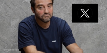 Javier Negre junto al logotipo de la red social X sobre fondo gris.