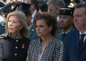 Maria Jesús Montero, varias autoridades y miembros de seguridad durante un acto oficial (funeral) al aire libre.