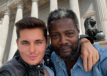 Vito Quiles y Bertrand Ndongo posan en un selfie con el Congreso de los Diputados detrás